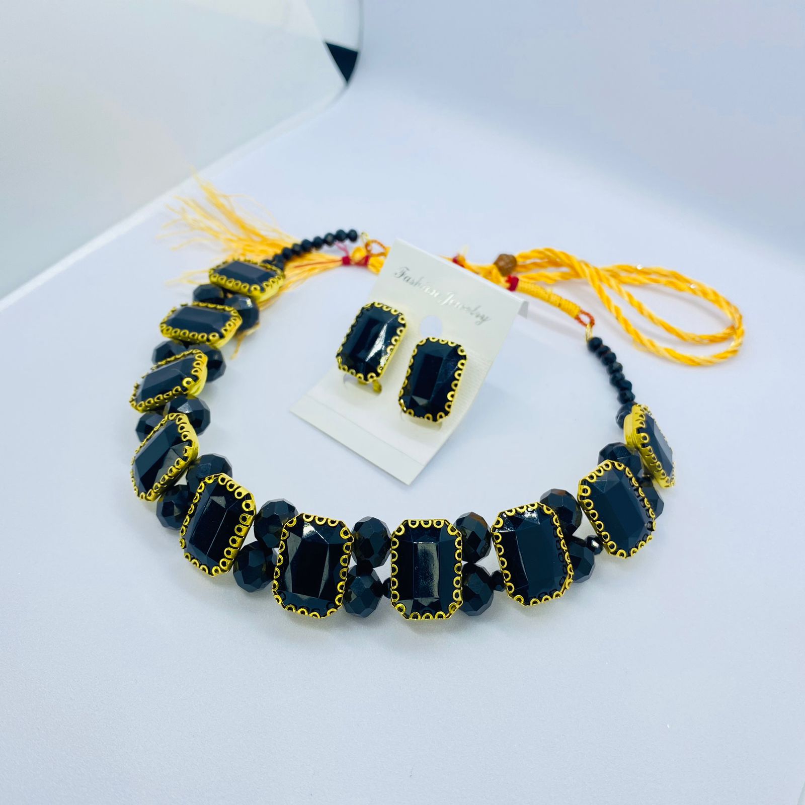 premium-quality-stones-choker-necklace-with-earrings-set_PD6186