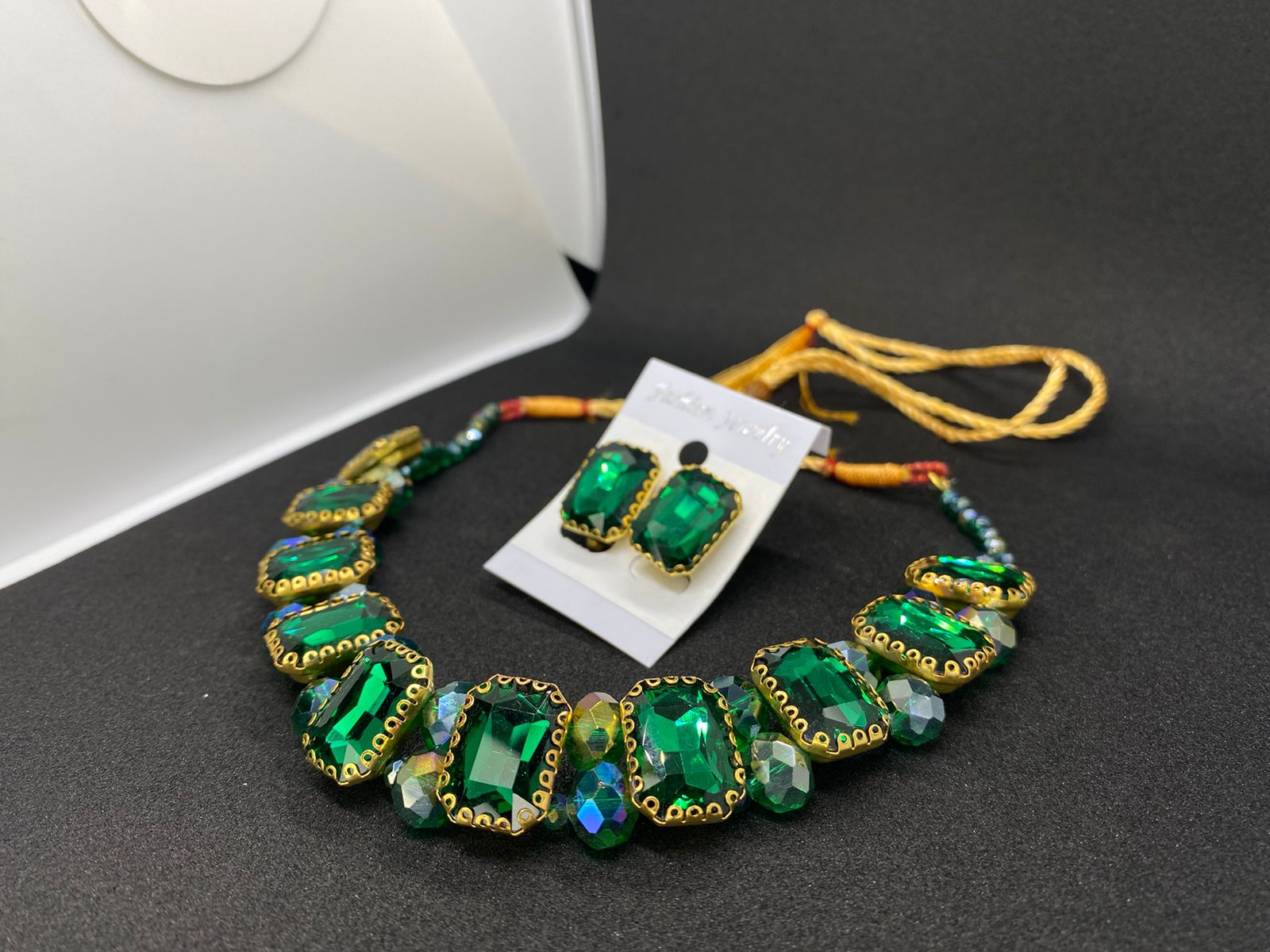 premium-quality-stones-choker-necklace-with-earrings-set_PD6186