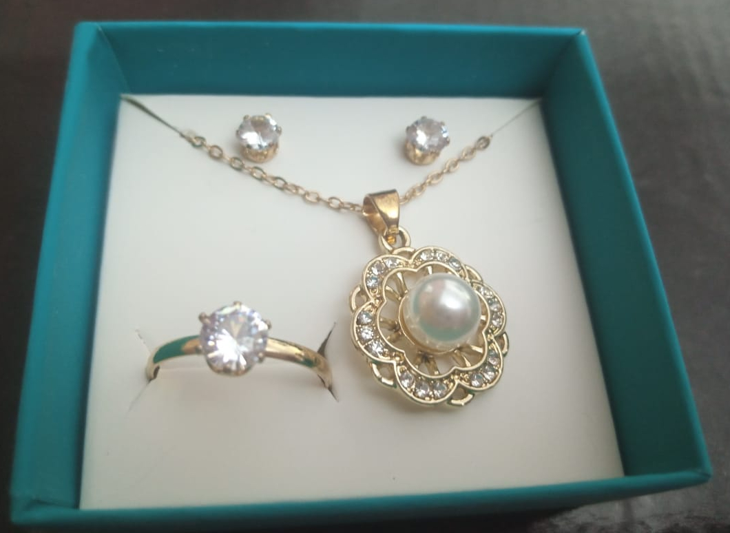 crystal-simulated-button-pearl-pendant-with-gold-tone-chain-and-stud-earrings-and-rings-set_PD4939