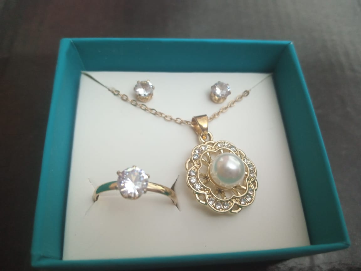 crystal-simulated-button-pearl-pendant-with-gold-tone-chain-and-stud-earrings-and-rings-set_PD4939