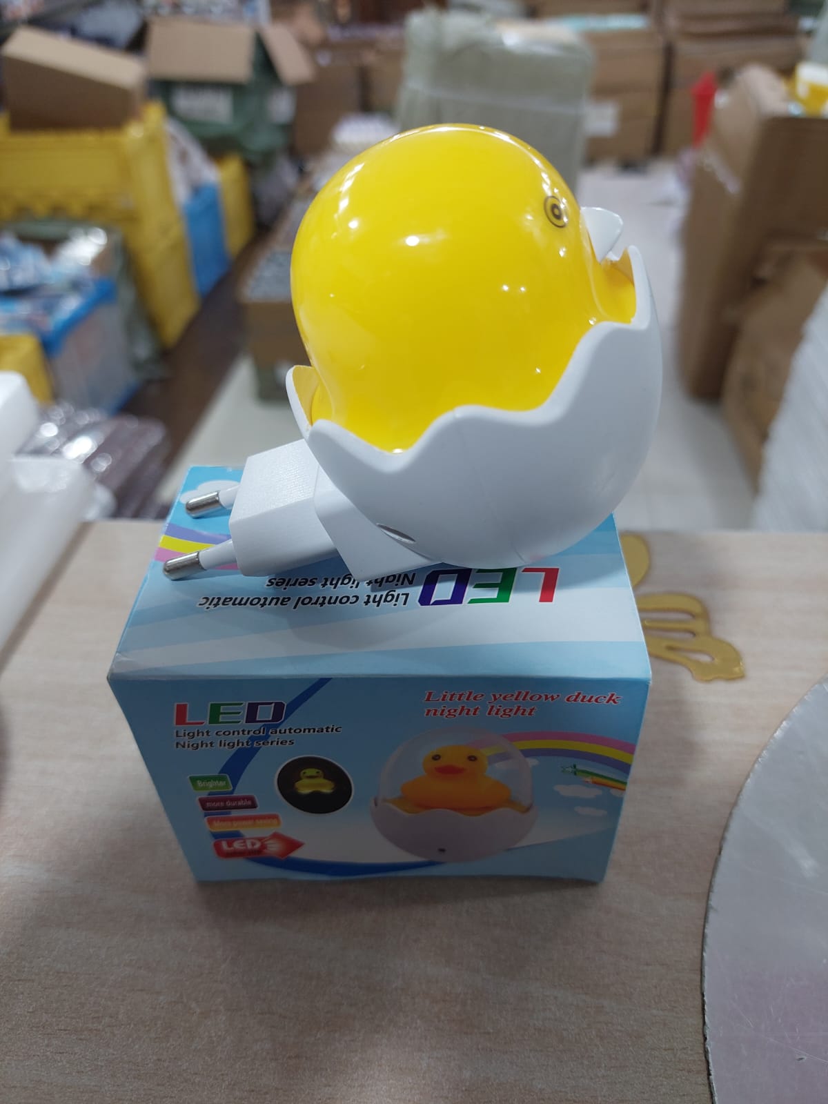 automatic-little-yellow-duck-night-light-yellow-duck-with-egg-shape-led-night-lamp_PD4753