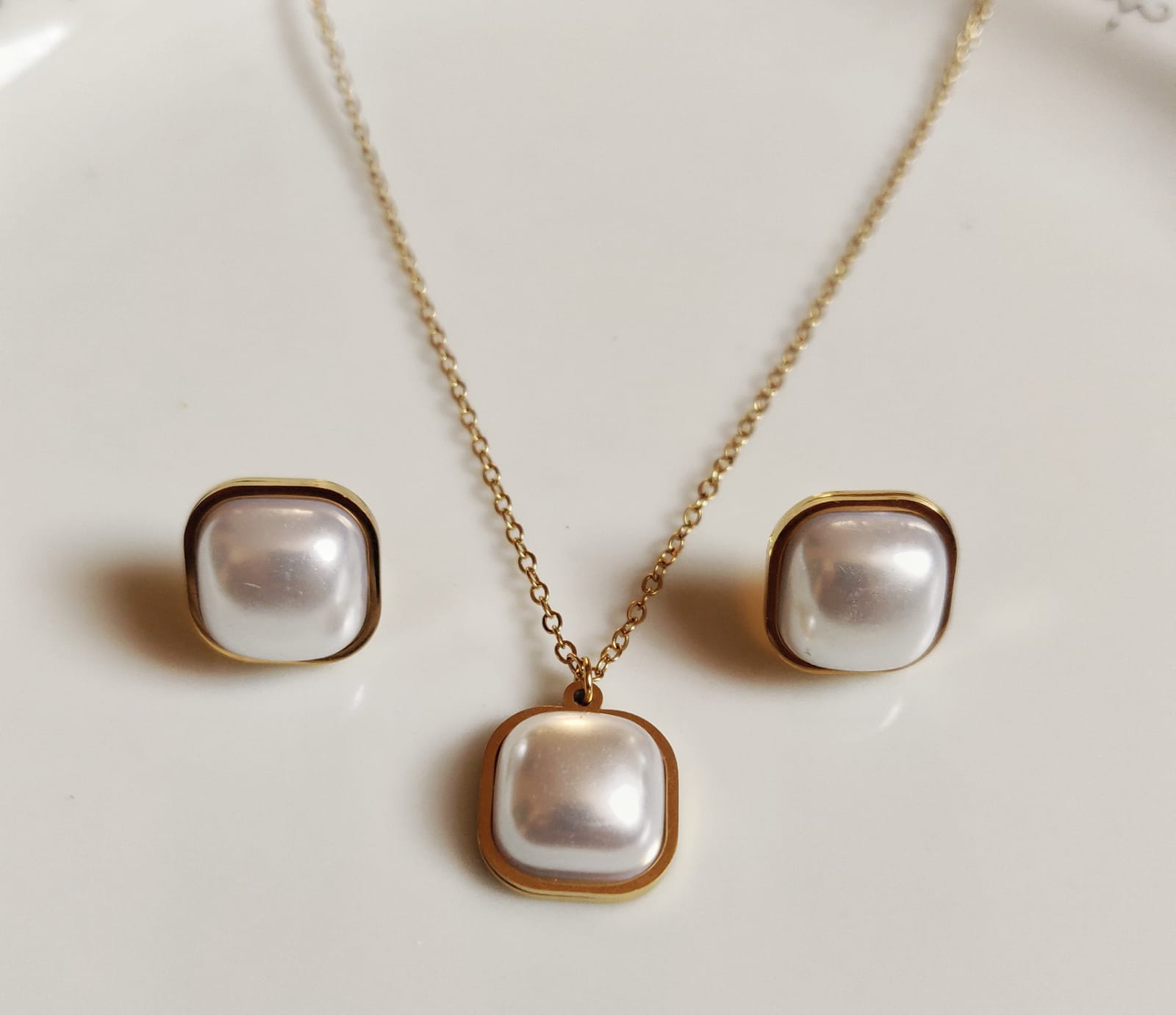 white-pearl-amp-tops-with-golden-chain-pendant-for-girls-amp-women_PD3238