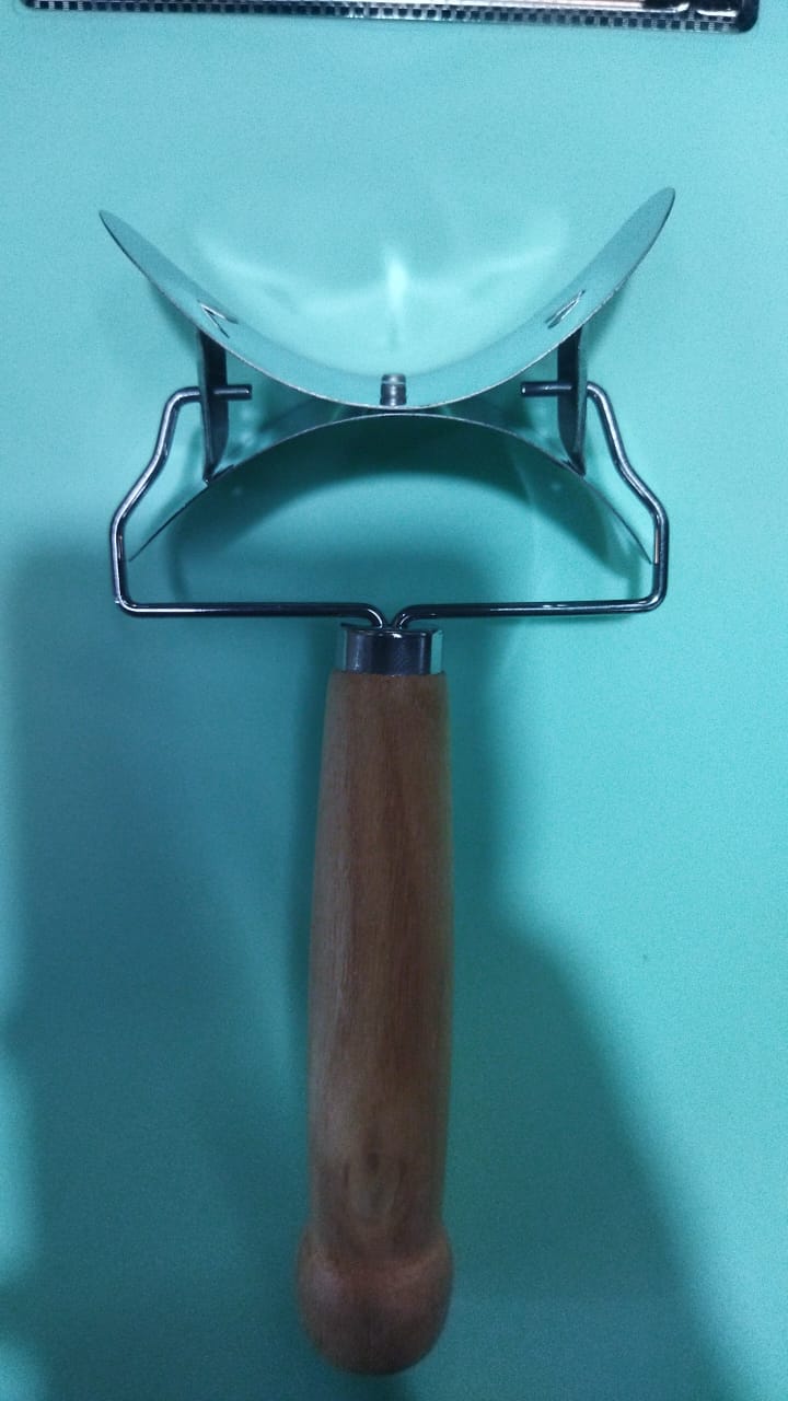 rolling-dough-cutter-dumpling-making-tool-kitchen-cutter-roller-wood-handle_PD1033