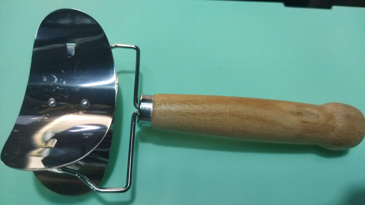 rolling-dough-cutter-dumpling-making-tool-kitchen-cutter-roller-wood-handle_PD1033