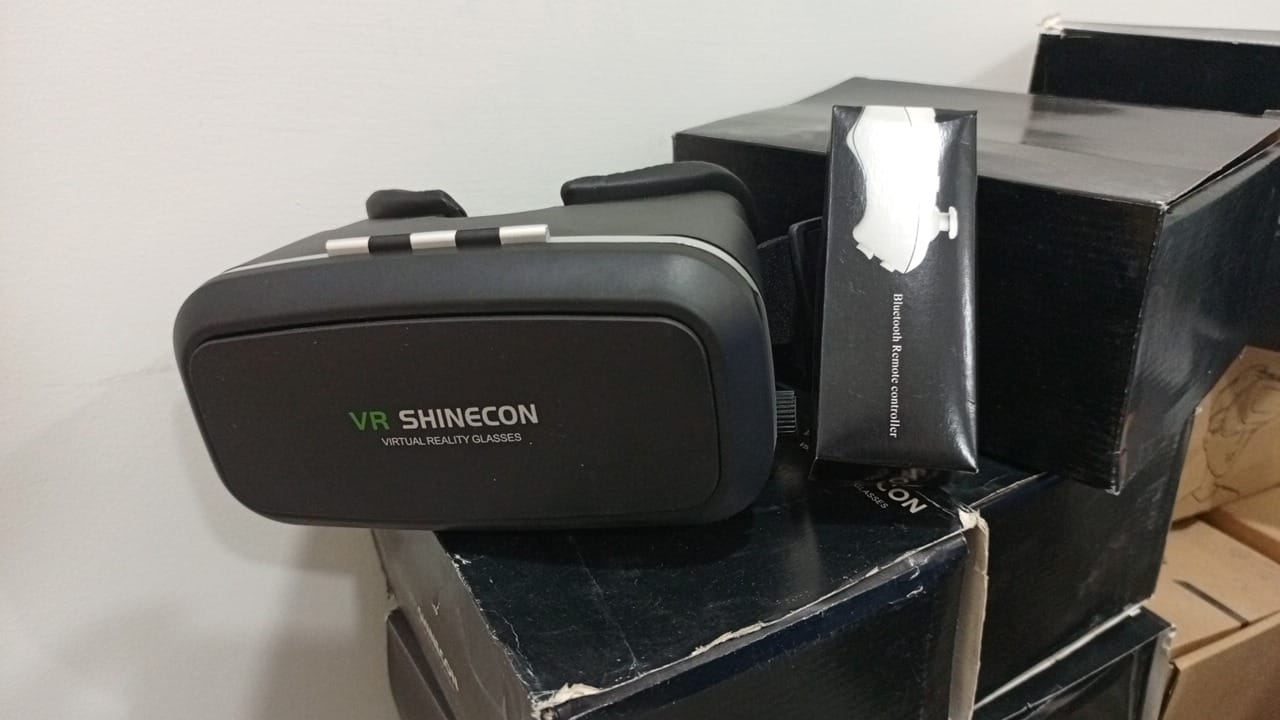 vr-box---3d-virtual-reality-box-with-remote-black-model---vr-shincorne_PD2632