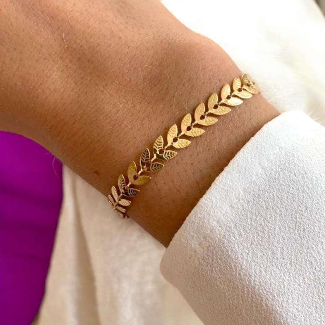 classic-gold-bracelet-elegant-gold-finished-bangle-for-women_PD939