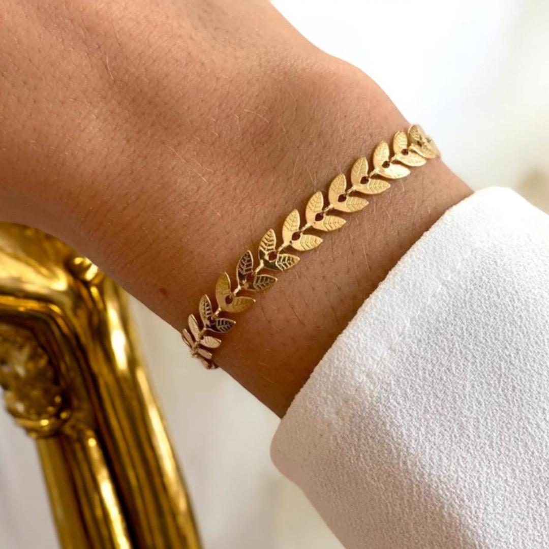classic-gold-bracelet-elegant-gold-finished-bangle-for-women_PD939