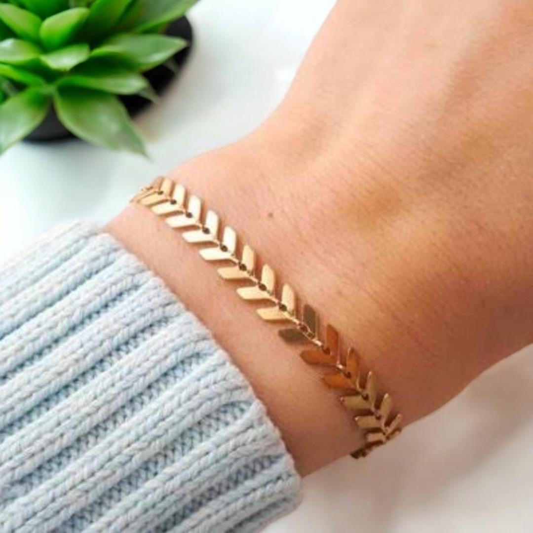 classic-gold-bracelet-elegant-gold-finished-bangle-for-women_PD939
