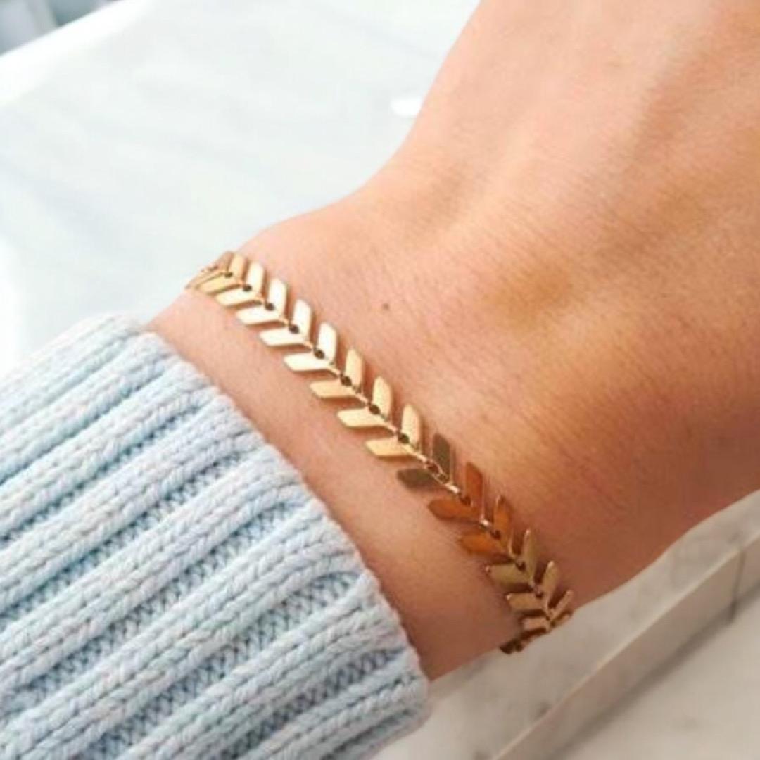 classic-gold-bracelet-elegant-gold-finished-bangle-for-women_PD939