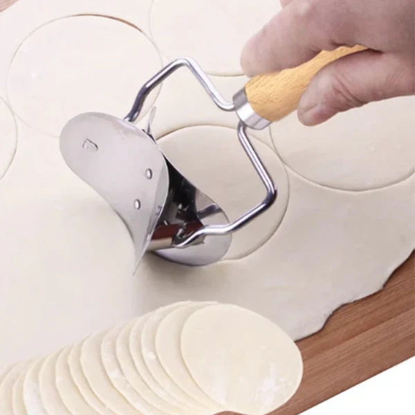 rolling-dough-cutter-dumpling-making-tool-kitchen-cutter-roller-wood-handle_PD1225