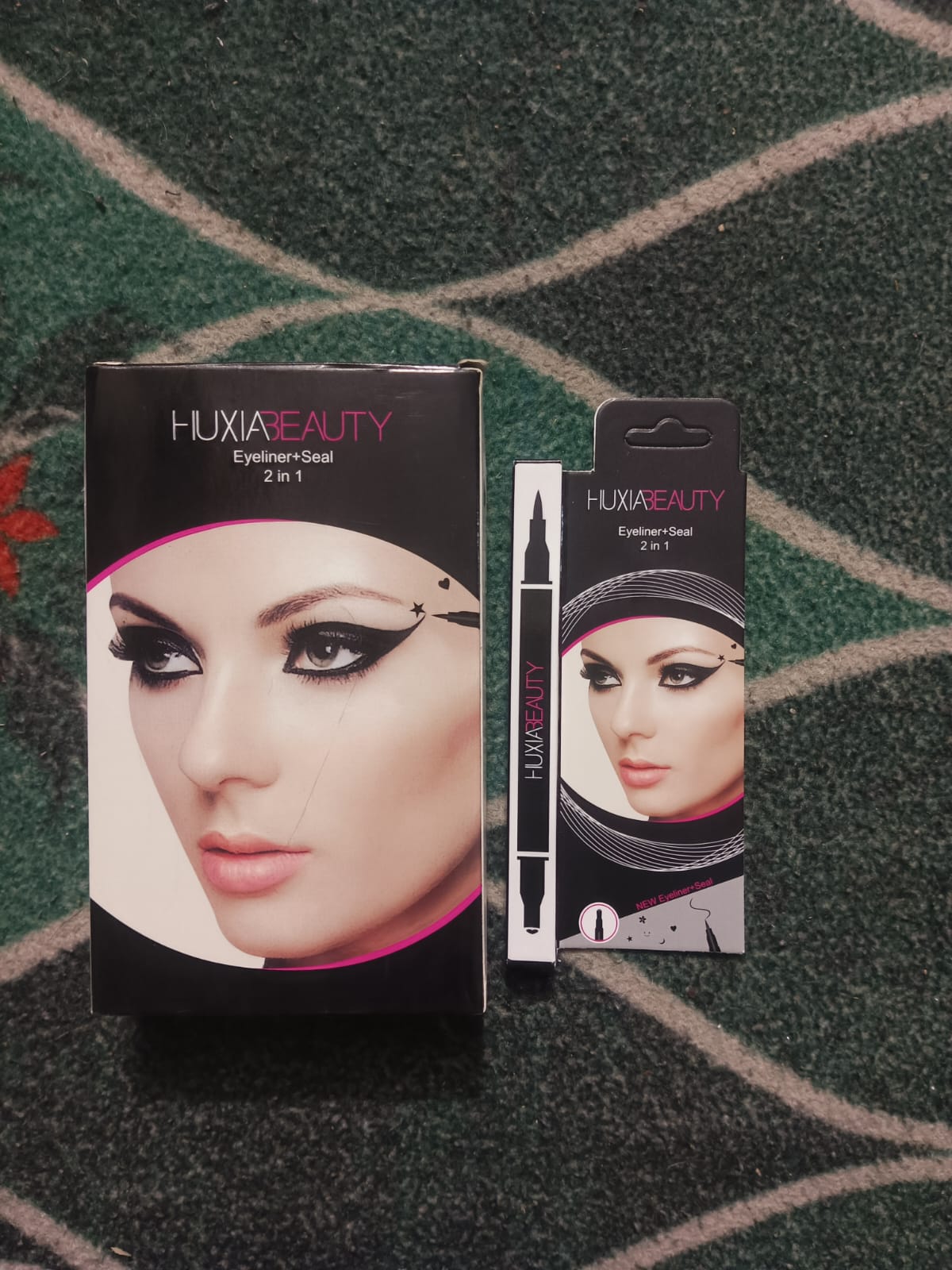 hudabeauty-eyeliner-2-in-1-eyeliner-stamp---stamp-eyeliner-pen---stamp-liner_PD1848