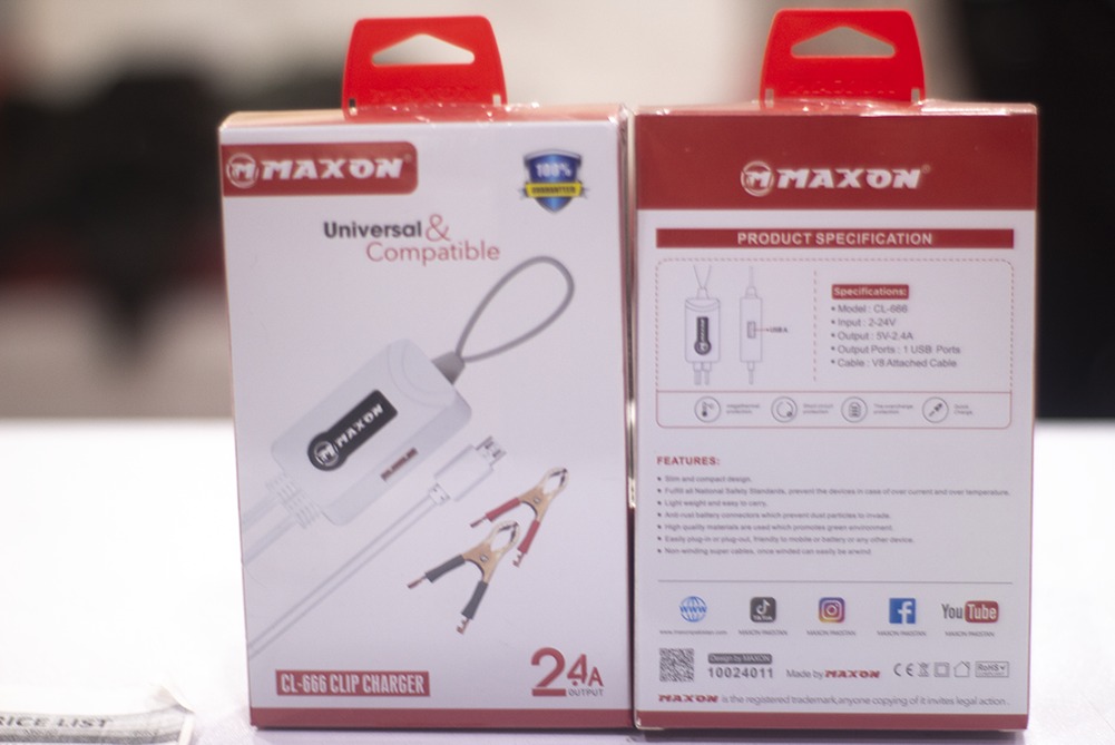 maxon-cl-222-24a-clip-mobile-charger-compact-amp-portable-solarbattery-mobile-charger_PD186