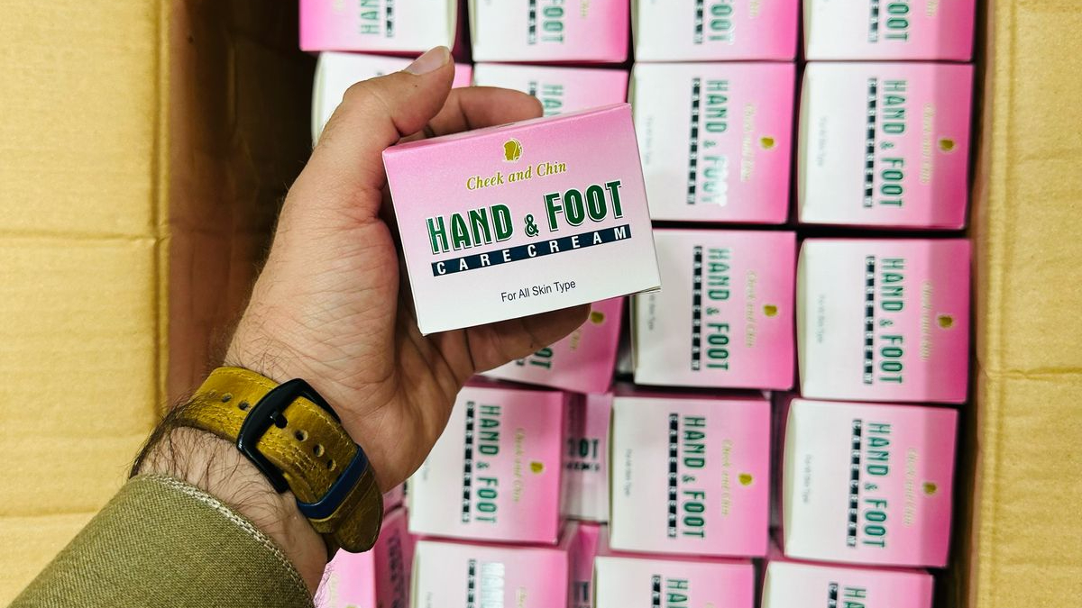 hand-amp-foot-care-cream-moisturizes-and-protect-sensitive-skin_PD7972